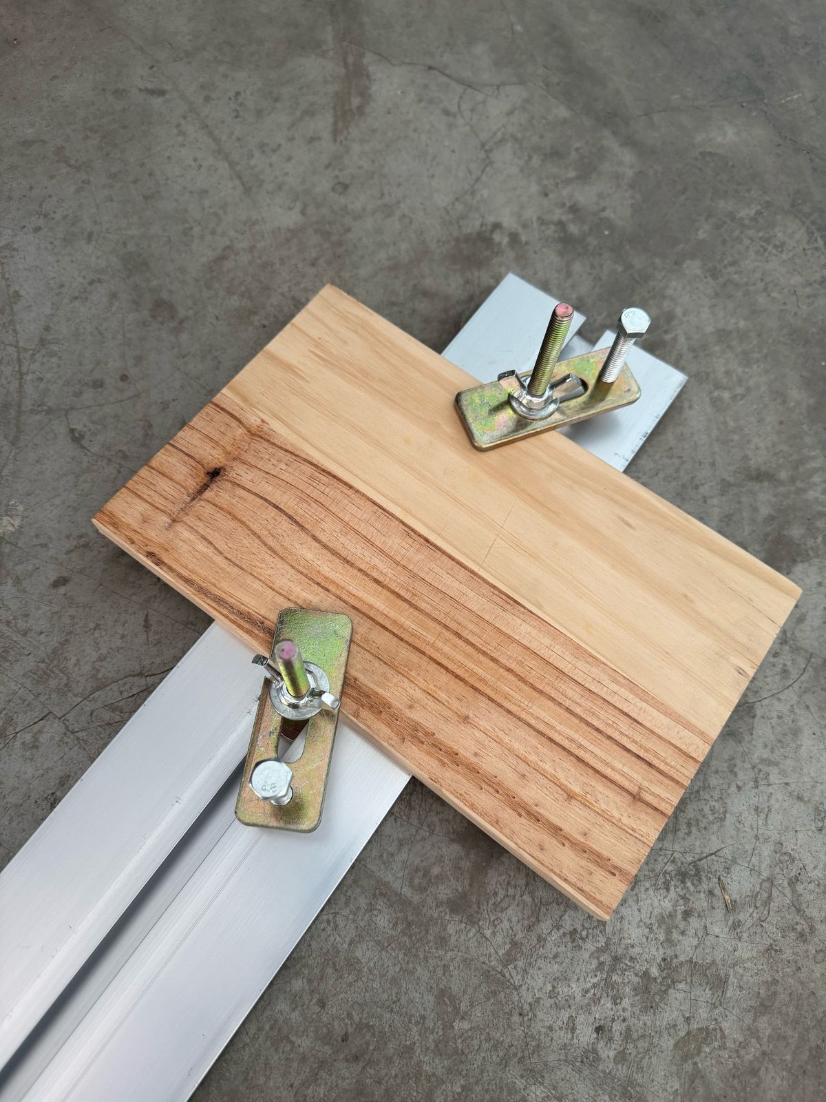 ABRAZADERA PARA RIEL EN T M8 DE 80 MM PARA MESA CNC